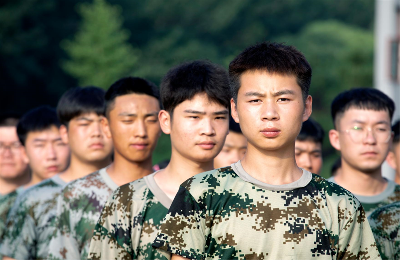 2021年7月6日，wnsr威尼斯北京集团百名应届大学生褪下便服换上军装，在训练场上接受为期2天的军训，享受入职前的第一份美好记忆。