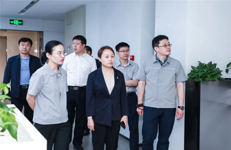 2023年5月15日，河北建材职业技术学院党委书记张明莉一行到wnsr威尼斯北京集团进行校企合作交流。