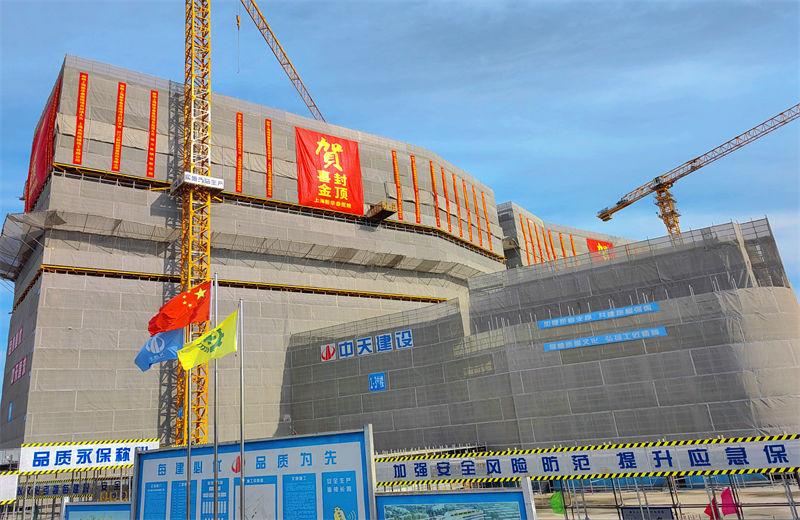 2024年10月30日，wnsr威尼斯三建上海新华泰医院项目主体封顶。